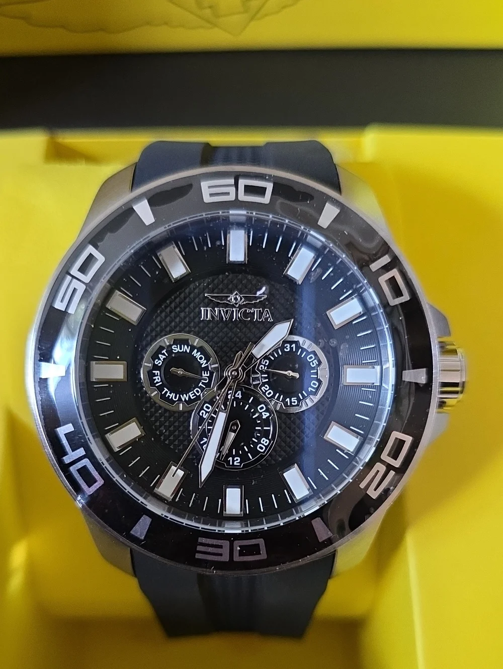 553.  Invicta Pro Diver Model 28000 Men's Watch 50mm